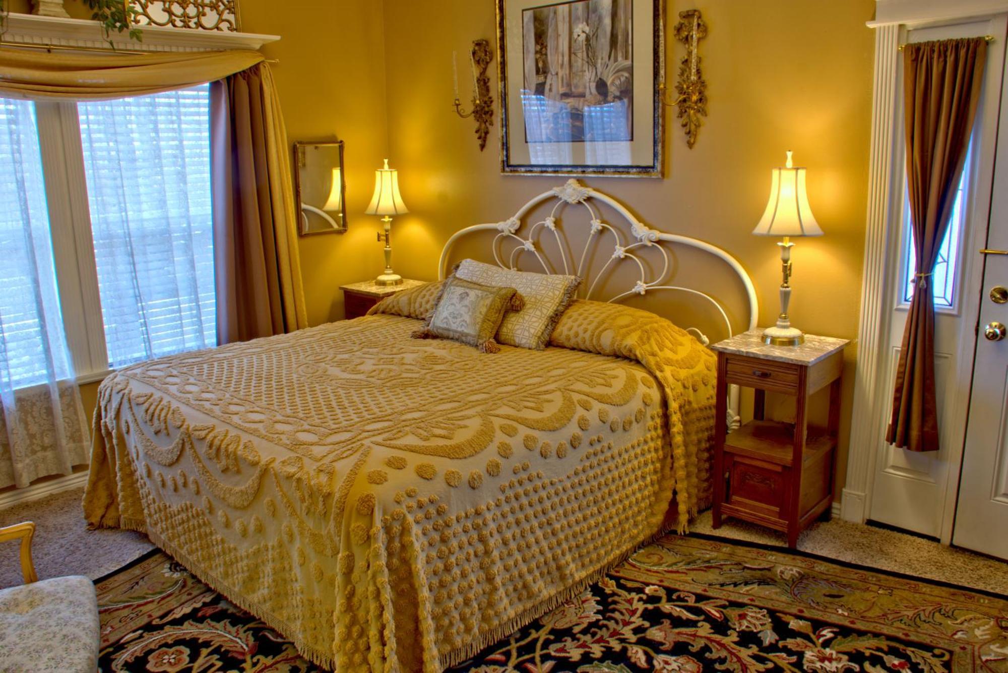Big Yellow Bed & Breakfast 3*